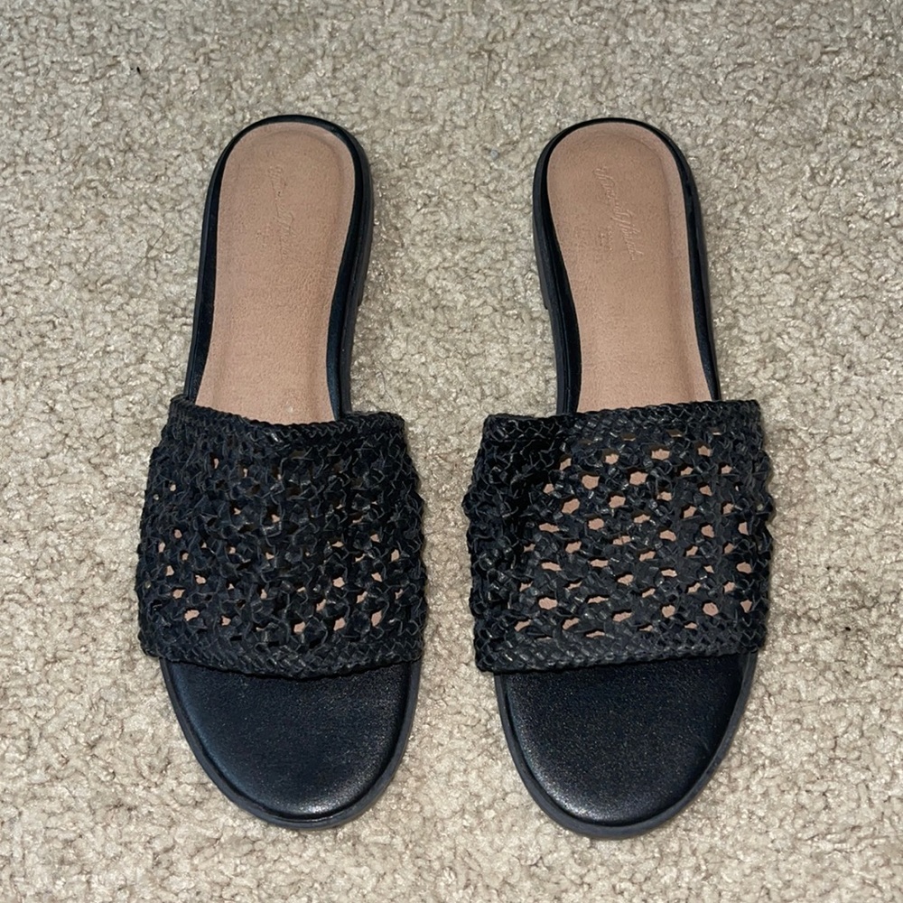 Black Target Universal Thread Sandals